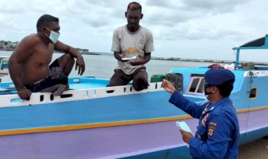 Personel-Ditpolairud-Polda-NTT-Beri-Edukasi-Prokes-Kepada-Warga-Kota-Kupang-Lewat-Pembagian-Masker