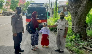 Bagi-Masker-Hingga-Ajak-Warga-Lakukan-Vaksin,-Personel-Ditbinmas-Polda-NTT-Terus-Berupaya-Cegah-Penyebaran-Covid-19