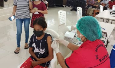 Ratusan-Masyarakat-Ikut-Percepatan-Vaksinasi-Yang-Digelar-RS-Bhayangkara-di-GMIT-Moria-Liliba