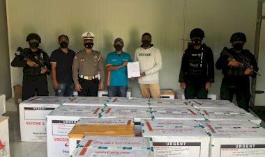 13-Koli-Vaksin-Covid-19-Tiba-di-Kupang,-Dikawal-Ketat-Oleh-Personel-Polda-NTT