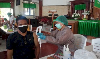 14-Petugas-Vaksinator-RS-Bhayangkara-Gelar-Percepatan-Vaksin-Dosis-I-Hingga-Dosis-III-di-GMIT-Maranatha