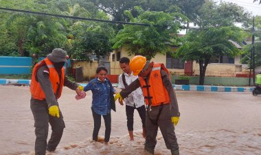 Curah-Hujan-Tinggi-di-Kota-Kupang,-Kapolda-NTT-Kerahkan-Anggota-Bantu-Masyarakat-di-Daerah-Berpotensi-Banjir