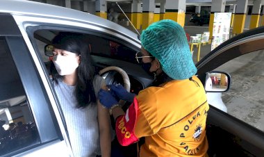 Tinjau-Vaksinasi-Drivethru-di-Kota-Kupang,-Wakapolda-NTT:-Ini-Lebih-Efisien-dan-Cepat