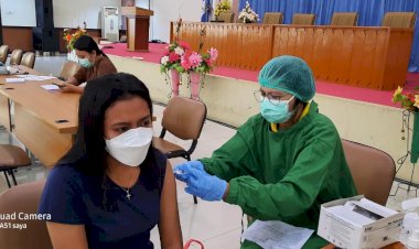 11-Tenaga-Vaksinator-RSB-Titus-Uly-Kupang-Layani-Vaksinasi-di-Politeknik-Negeri