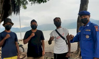 Imbau-Keselamatan-Berlayar,-Personel-Ditpolairud-Polda-NTT-Ingatkan-Warga-Flotim-Waspadai-Cuaca-Buruk