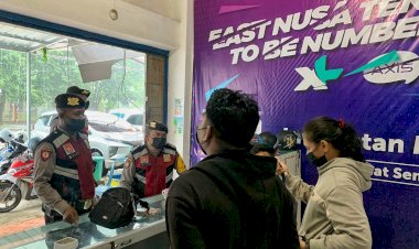 Patroli-di-Wilayah-Kota-Kupang,-Personel-Turjawali-Ditsamapta-Polda-NTT-Ingatkan-Warga-Disiplin-Prokes-dan-Waspada-Bencana-Banjir