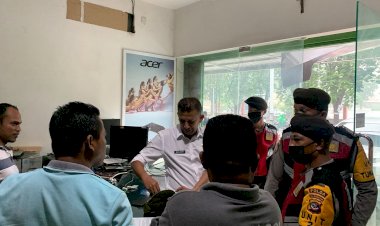 Patroli-Harkamtibmas,-Personel-Ditsamapta-Polda-NTT-Ingatkan-Pemilik-Toko-dan-Pengunjung-Taat-Prokes