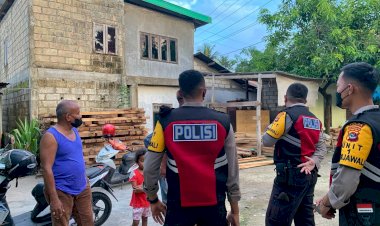 Patroli-Dialogis,-Personel-Turjawali-Ditsamapta-Polda-NTT-Sambangi-Pemukiman-Warga