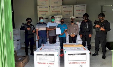 Pemerintah-Distribusikan-4.850-vial-Aztra-Zeneca-Korea,-Personel-Polda-NTT-Kawal-Secara-VVIP