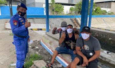 Personel-Ditpolairud-Polda-NTT-Imbau-Warga-Kota-Kupang-Untuk-Tidak-Panik-Dalam-Menghadapi-Penyebaran-Virus-Omicron