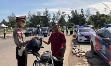 Ops-Keselamatan-Turangga,-Personel-Ditlantas-Polda-NTT-Bagikan-Masker-kepada-Pengguna-Jalan