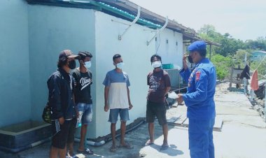 Terapkan-Prokes-5M,-Personel-Ditpolairud-Polda-NTT-Aipda-Frans-Kakiyai-Edukasi-Warga-Kota-Kupang-Dengan-Pemberian-Masker
