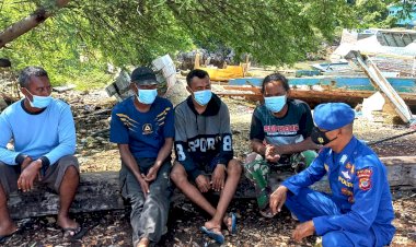 Pantau-Warga-Pesisir-Rote-Ndao,-Personel-Ditpolairud-Polda-NTT-Edukasi-Prokes-5M-Saat-di-Luar-Rumah