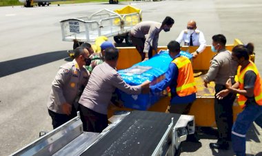 Lakukan-Prosesi-Penghormatan,-8-Korban-Penembakan-KKB-Diserahkan-ke-Keluarga