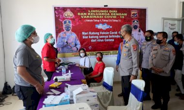 Tinjau-Vaksinasi-Serentak-di-Stikes-Maranatha-Kupang,-Kapolda-NTT-Tegaskan-Polri-Akan-Terus-Gencarkan-Vaksinasi-Bagi-Masyarakat