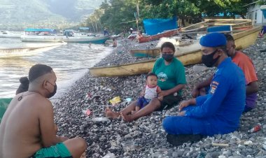 Giatkan-Patroli-Wilayah-Pesisir-Alor,-Personel-Ditpolairud-Polda-NTT-Ingatkan-Warga-Antisipasi-Cuaca-Buruk-Saat-Melaut