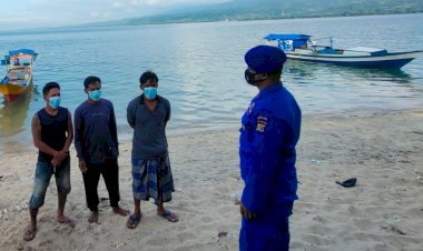 Gelar-Patroli-Pesisir-di-Wilayah-Lembata,-Ini-yang-disampaikan-Personel-Ditpolairud-Polda-NTT-kepada-Warga