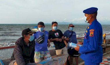 Cegah-Penyebaran-Covid-19,-Ditpolairud-Polda-NTT-Edukasi-Warga-Pesisir-Kota-Kupang-Lewat-Pemberian-Masker