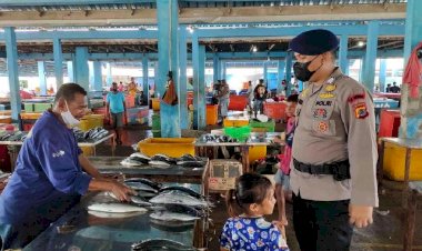 Patroli-ke-TPI-Oeba,-Tim-Subsatgas-Brimob-Ops-Aman-Nusa-II-Turangga-Polda-NTT-Ingatkan-Masyarakat-Tetap-Menggunakan-Masker