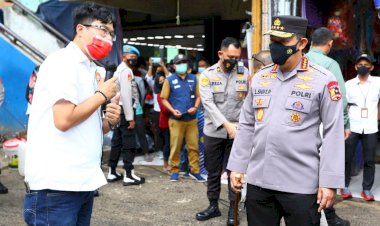 Tinjau-Pasar-Minggu,-Kapolri-Pastikan-Stok-Minyak-Curah-untuk-Warga-Aman