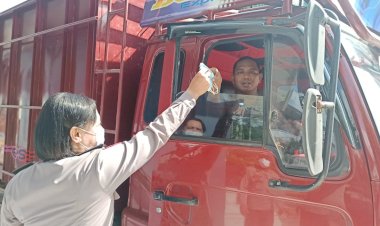 Antisipasi-Penyebaran-Covid-19,-Aipda-Yonarince-Lobang-Bagikan-Masker-Kepada-Pengendara-Bermotor