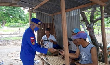 Personel-Ditpolairud-Polda-NTT-Berikan-Edukasi-Dengan-Pembagian-Masker-Gratis-Kepada-Warga-Pesisir-Sikka