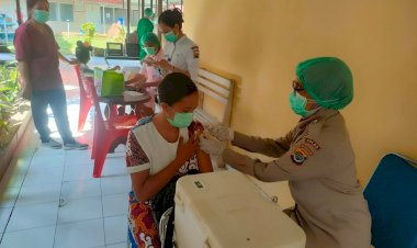 Puluhan-Masyarakat-Antusias-Ikut-Vaksinasi-di-RS-Bhayangkara-Titus-Uly-Kupang