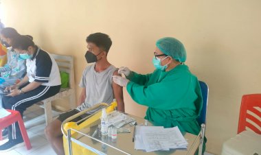 Bentuk-Herd-Immunity,-Puluhan-Masyarakat-Antusias-Jalani-Vaksin-Covid-19-di-RS-Bhayangkara-Kupang