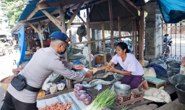 Patroli-di-Wilayah-Kota-Kupang,-Satgas-Brimob-OAN-Turangga-2022-Bagi-Bagi-Masker