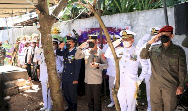 Kapolda-NTT-Hadiri-Upacara-Pemakaman-Praka-Marinir-Anumerta-Wilson-Anderson-Here-Secara-Militer