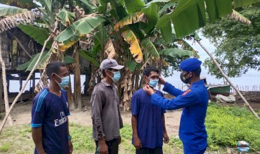 Upaya-Putuskan-Penyebaran-Virus,-Ditpolairud-Polda-NTT-Edukasi-Warga-Waingapu-Lewat-Pembagian-Masker