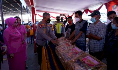 Kapolda-NTT-Beri-Bantuan-Sembako-kepada-Masyarakat-Terdampak-Covid-19-di-Sumba-Barat