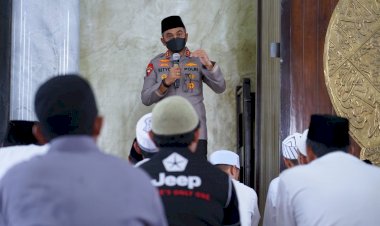 Sholat-Jumat-di-Masjid-Agung-Al-Azhar-Waikabubak,-Kapolda-NTT-Beri-Pesan-Kamtibmas