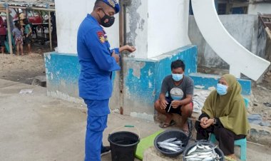 Kunjungi-Wilayah-Pesisir-Sumba-Timur,-Personel-Dirpolairud-Polda-NTT-Imbau-Pedagang-Ikan-Bersama-Jaga-Kamtibmas