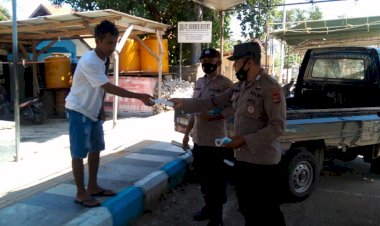 Edukasi-Prokes,-Personel-Ditbinmas-Bagi-Bagi-Masker-ke-Warga-Kota-Kupang