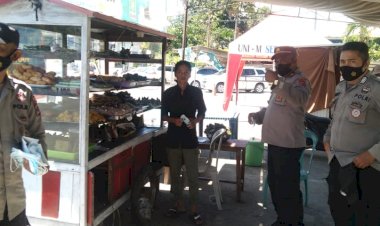 Putus-Mata-Rantai-Penyebaran-Covid-19,-Personel-Subditbintibsos-Ditbinmas-Polda-NTT-Bagi-Masker-kepada-PKL