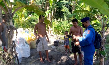 Patroli-di-Wilayah-Pesisir-Alor,-Personel-Ditpolairud-Polda-NTT-Edukasi-Warga-Lewat-Pembagian-Masker