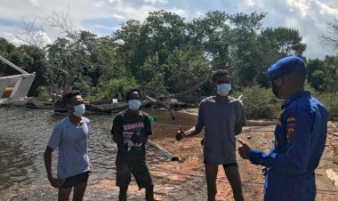 Peduli-Kesehatan-di-Daerah-Pesisir,-Personel-Ditpolairud-Polda-NTT-Ajak-Warga-Mabar-Patuhi-Prokes-Saat-Beraktivitas