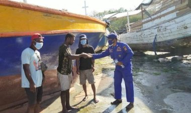 Tekan-Penyebaran-Covid-19,-Personel-Ditpolairud-Polda-NTT-Bagikan-Masker-Gratis-di-Wilayah-Pesisir-Kota-Kupang