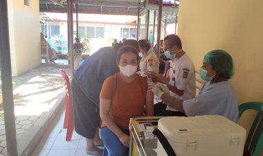 Bentuk-Kekebalan-Kelompok,-Puluhan-Masyarakat-Jalani-Vaksin-Covid-19-di-RS-Bhayangkara-Kupang