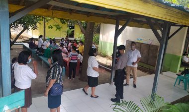 Beri-Rasa-Aman-dan-Nyaman,-Personel-Subsatgas-3-Ops-Aman-Nusa-II-Turangga-2022-Gelar-Pengamanan-Vaksinasi-di-SMPN-3-Kota-Kupang