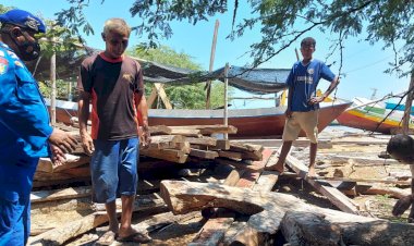 Kunjungi-Daerah-Pesisir-Rote-Ndao,-Personel-Ditpolairud-Polda-NTT-Imbau-Keselamatan-Berlayar-kepada-Nelayan