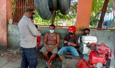Terus-Lakukan-Imbauan-Prokes,-Personel-Ditbinmas-Polda-NTT-Sambangi-Warga-Nunbaun-Delha