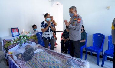 Ungkapan-Belasungkawa,-Kapolda-NTT-Melayat-ke-Rumah-Duka-(Alm)-Iptu-Syem-Finit