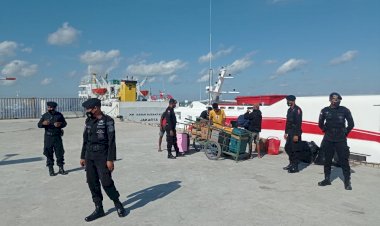 Berikan-Rasa-Aman-Pasca-Idul-Fitri,-Personel-Brimobda-NTT-Lakukan-Patroli-Mobile-di-Pelabuhan-Kota-Kupang