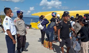 Pastikan-Arus-Balik-Lebaran-Lancar,-Subsatgas-Polairud-Ops-Ketupat-Turangga-2022-Lakukan-Pengamanan-di-Pelabuhan-Tenau