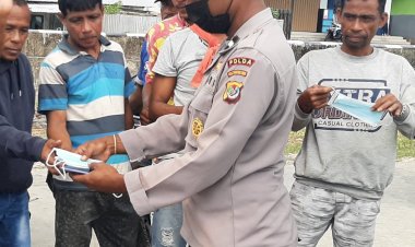 Ingatkan-Warga-Tetap-Disiplin-Prokes,-Anggota-Ditbinmas-Polda-NTT-Bagikan-Masker-Gratis-Ke-Warga-Alak