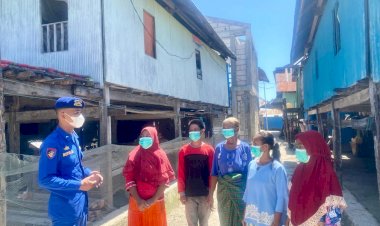 Cegah-Penyebaran-Covid-19,-Personel-Ditpolairud-Polda-NTT-Edukasi-Prokes-Kepada-Warga-Pesisir-Mabar