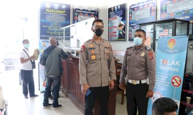 Pastikan-Pelayanan-Publik-Berjalan-Dengan-Baik,-Wakapolda-NTT-Kunjungi-Samsat-Kota-Kupang