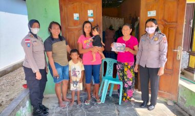 Ingatkan-Masyarakat-Tetap-Disiplin-Prokes,-Polwan-Subditpolmas-Ditbinmas-Polda-NTT-Bagi-Masker-Gratis-Kepada-Warga-Manutapen